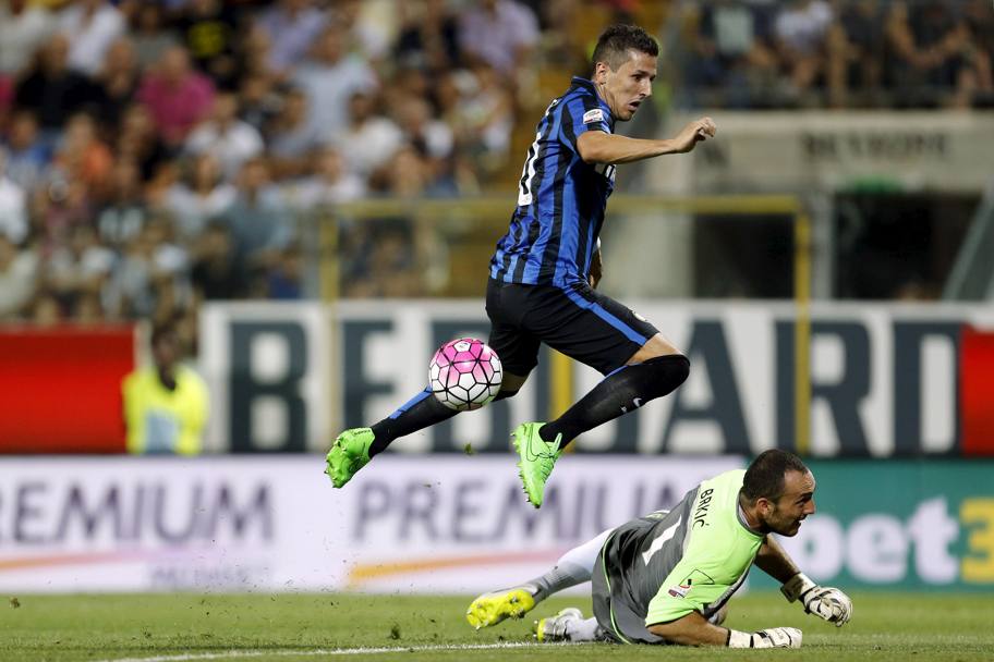 Minuto 31 del primo tempo: Jovetic supera Brkic e porta in vantaggio l&#39;Inter. Reuters